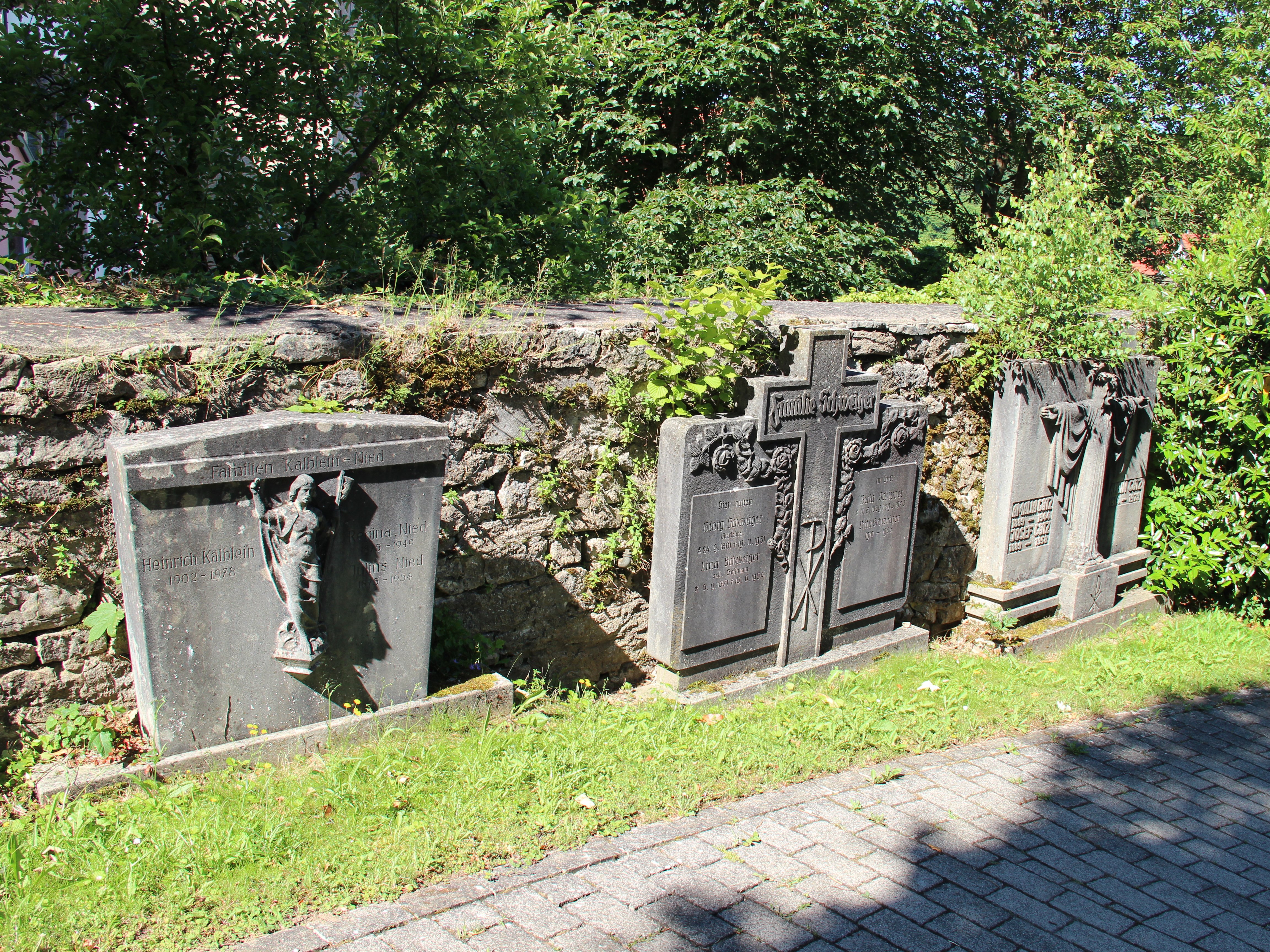 Friedhof mit historischen Grabmälern und Gedenkstätten